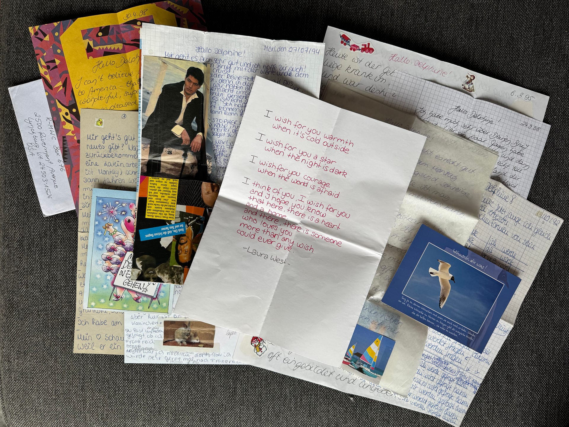 Lettres manuscrites de correspondance avec photos et souvenirs personnels, illustrant un échange authentique et émotionnel entre deux personnes.